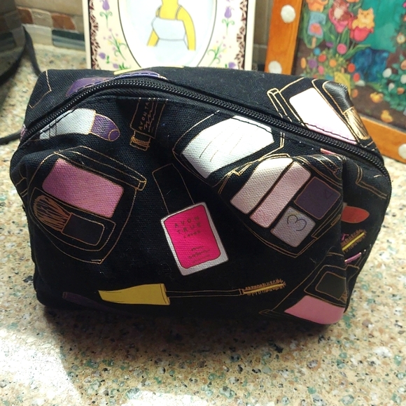 AVON Signature Makeup-Bag  w/ 3 Full Size AVON/(fmg) Makeup Products - Picture 14 of 15